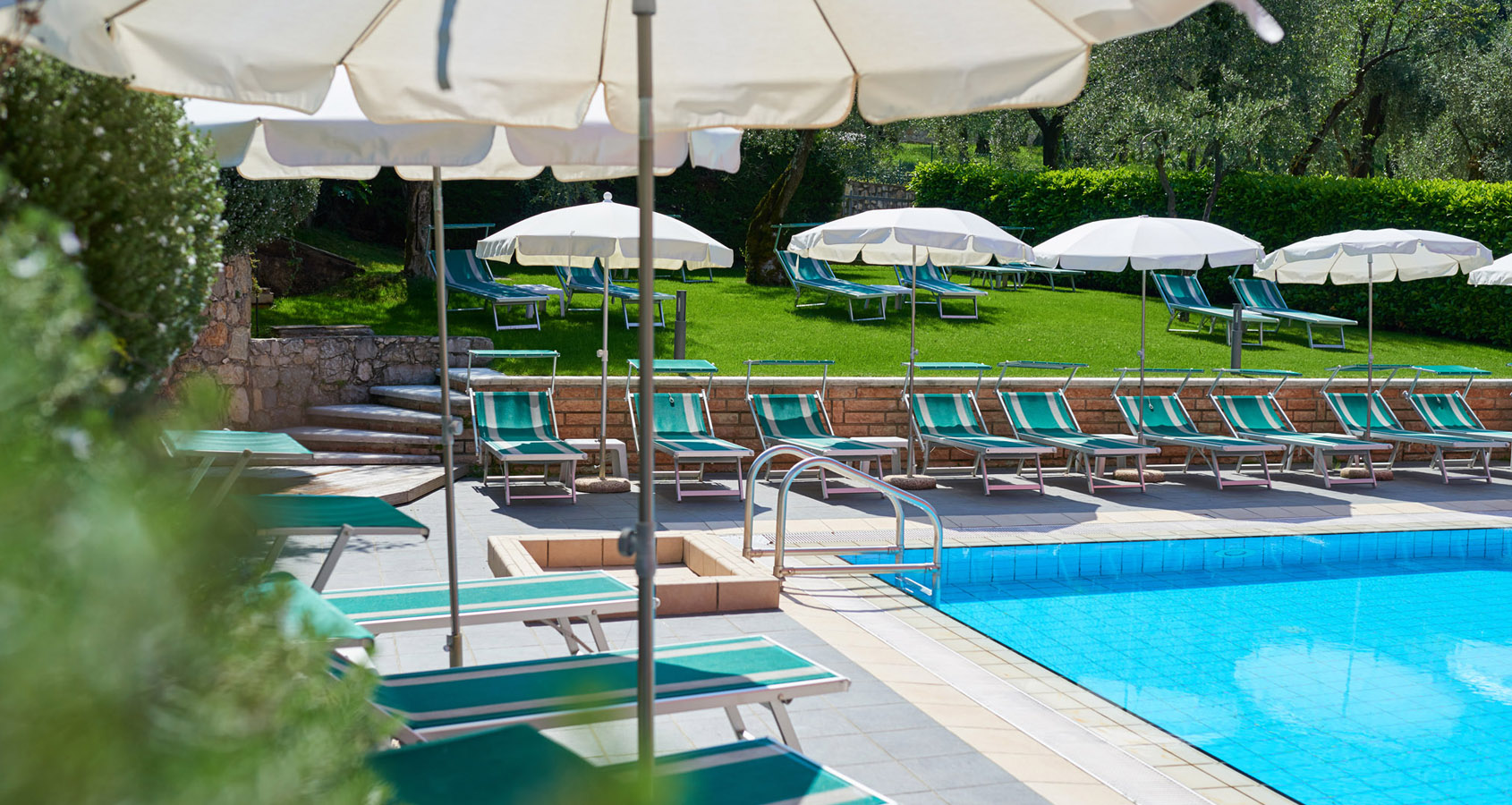Pool und Garten zwischen Olivenbäumen